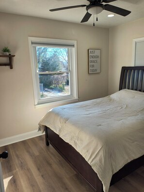 3 bedrooms, iron/ironing board, travel cot, free WiFi - Fantastic cottage located within walking distance from charming old town Clinton (Clinton)