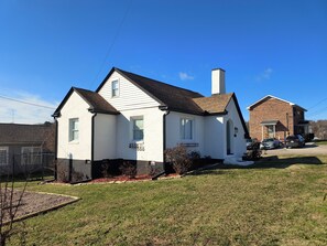 Exterior - Fantastic cottage located within walking distance from charming old town Clinton (Clinton)