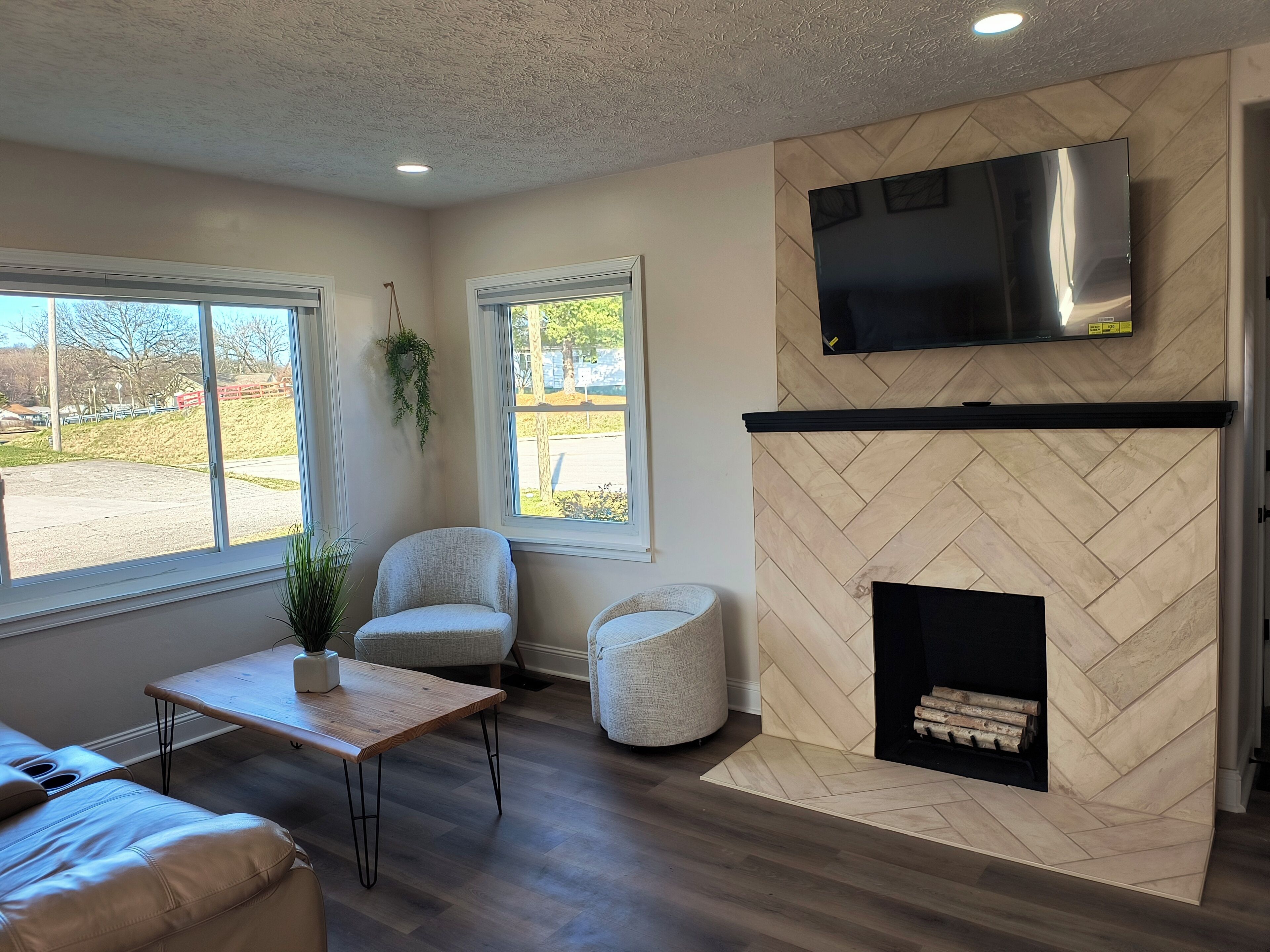 TV connectée, cheminée, livres