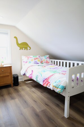 3 habitaciones, tabla de planchar con plancha y cuna de viaje