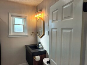 Hair dryer, towels, soap, shampoo - Fantastic cottage located within walking distance from charming old town Clinton (Clinton)