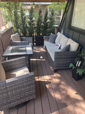 Terrace/patio - Charming 3 bedroom cabin with AC 50ft to National Forest in peaceful Munds Park (Munds Park)