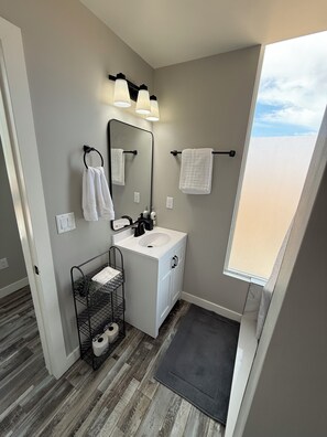 Hair dryer, towels, soap, toilet paper - Private escape for outdoor enthusiasts & loverbirds (Littlefield)