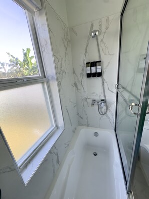 Dusche, Haartrockner, Handtücher, Seife