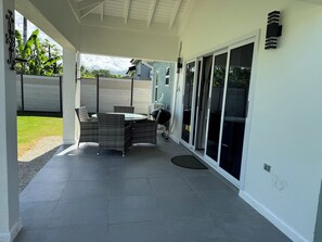 Outdoor dining - Vibing at Gia’s in Drax Hall with Pool and Beach. Mins away from Ocho Rios (Saint Ann's Bay)