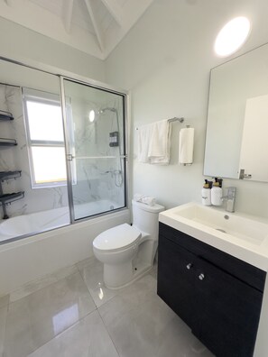 Shower, hair dryer, towels, soap - Vibing at Gia’s in Drax Hall with Pool and Beach. Mins away from Ocho Rios (Saint Ann's Bay)