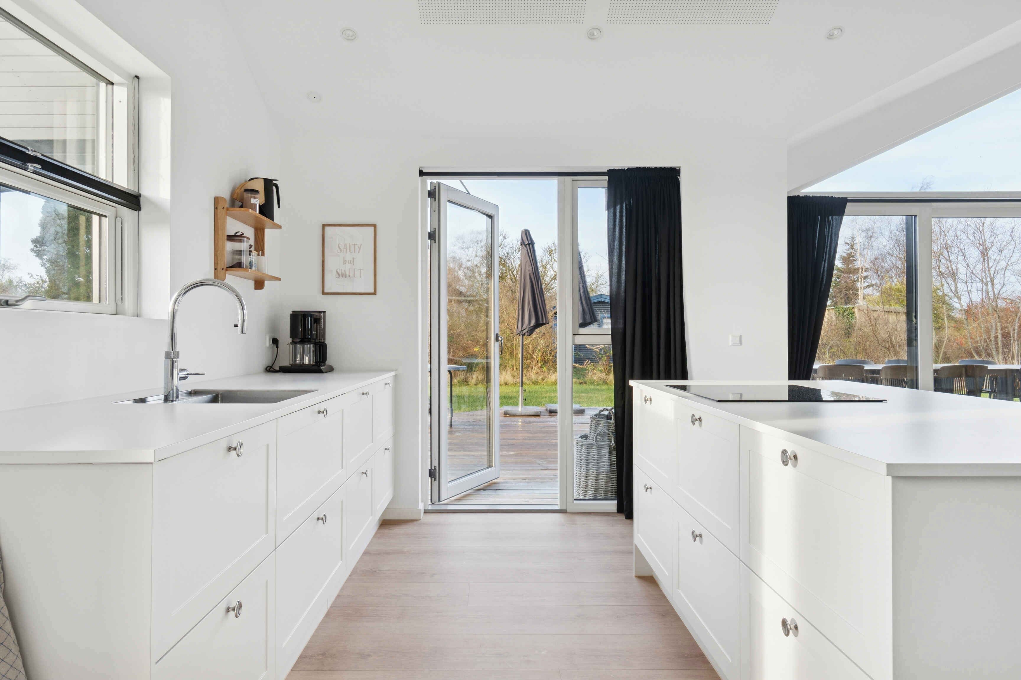 Frigorífico, horno, placa de cocina y lavavajillas