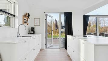 Frigorífico, horno, placa de cocina y lavavajillas