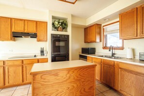 Microondas, horno, parrilla de estufa y lavavajillas