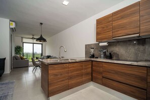 Coffee/tea maker, fridge, microwave, stovetop - Torre Ghalia acogedor apartamento (Cancún)