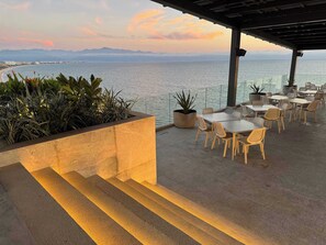 Outdoor dining - UDARA 5F | 3BR Corner Condo in Golden Zone - City Views & Beachfront Amenities (Bucerías)