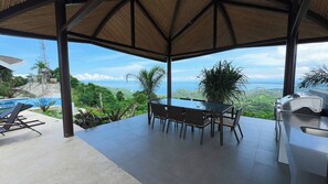 Rumah, 4 kamar tidur, akses difabel, balkon | Tempat makan outdoor