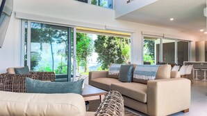 Rumah, 4 kamar tidur, akses difabel, balkon | Ruang keluarga