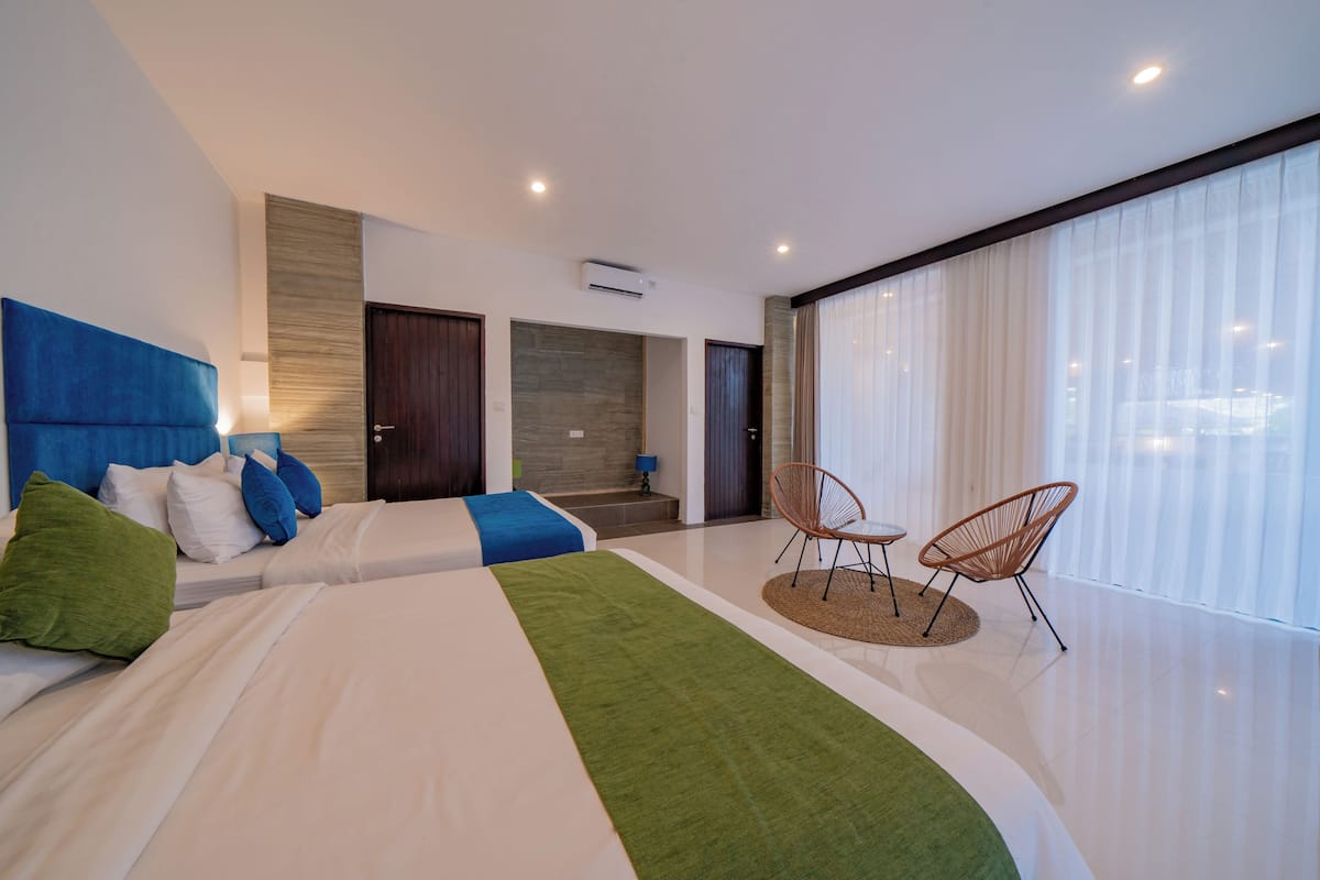 Habitación cuádruple familiar | Caja fuerte, escritorio, espacio para trabajar con un portátil