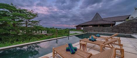 Una piscina al aire libre
