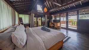 Une chambre spacieuse avec un grand lit, un bureau et une télévision.