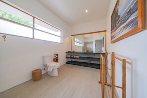 Habitación Deluxe doble | Baño | Ducha, secador de pelo, toallas y jabón