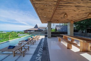 Una piscina al aire libre