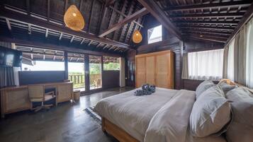 Elite Studio Suite | In-room safe, desk, laptop workspace, blackout drapes