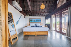 Kamar Double Superior | Brankas, meja kerja, ruang kerja ramah laptop, dan tirai kedap cahaya