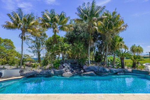 Luxury 5-Bedroom Manor Villa in Karaka