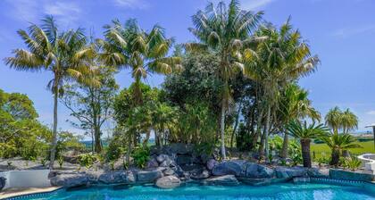 Luxury 5-Bedroom Manor Villa in Karaka