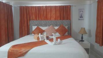 3 bedrooms, iron/ironing board, internet, bed sheets