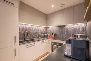 Coffee/tea maker, fridge, microwave, oven - Appartement Reflet des Cimes -  Welkeys (Megève)