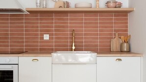 Réfrigérateur, four à micro-ondes, un four, surface de cuisson