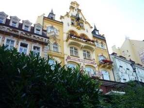 A multi-story building with a prominent sign reading "HOTEL ROYAL". - U Semushky Apartment 3 by Interhome (Pernink)
