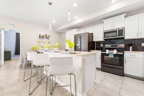 Réfrigérateur, four à micro-ondes, un four, surface de cuisson