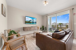 Téléviseur, lecteur de DVD, chaîne audio, bureau