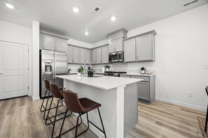 Microondas, horno, placa de cocina, lavavajillas