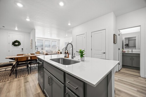 NEW 2025 TOWNHOME IN EAGLE-GARAGE PARKING-1 KING-2 QUEENS-PROFESSIONALLY CLEANED