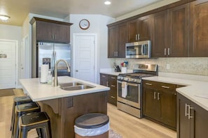 Fridge, microwave, stovetop, dishwasher - Desert Retreat by Pool and HotTub Near Sand Hollow (Washington)
