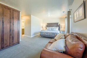 3 bedrooms, travel cot, WiFi, bed sheets - Desert Retreat by Pool and HotTub Near Sand Hollow (Washington)