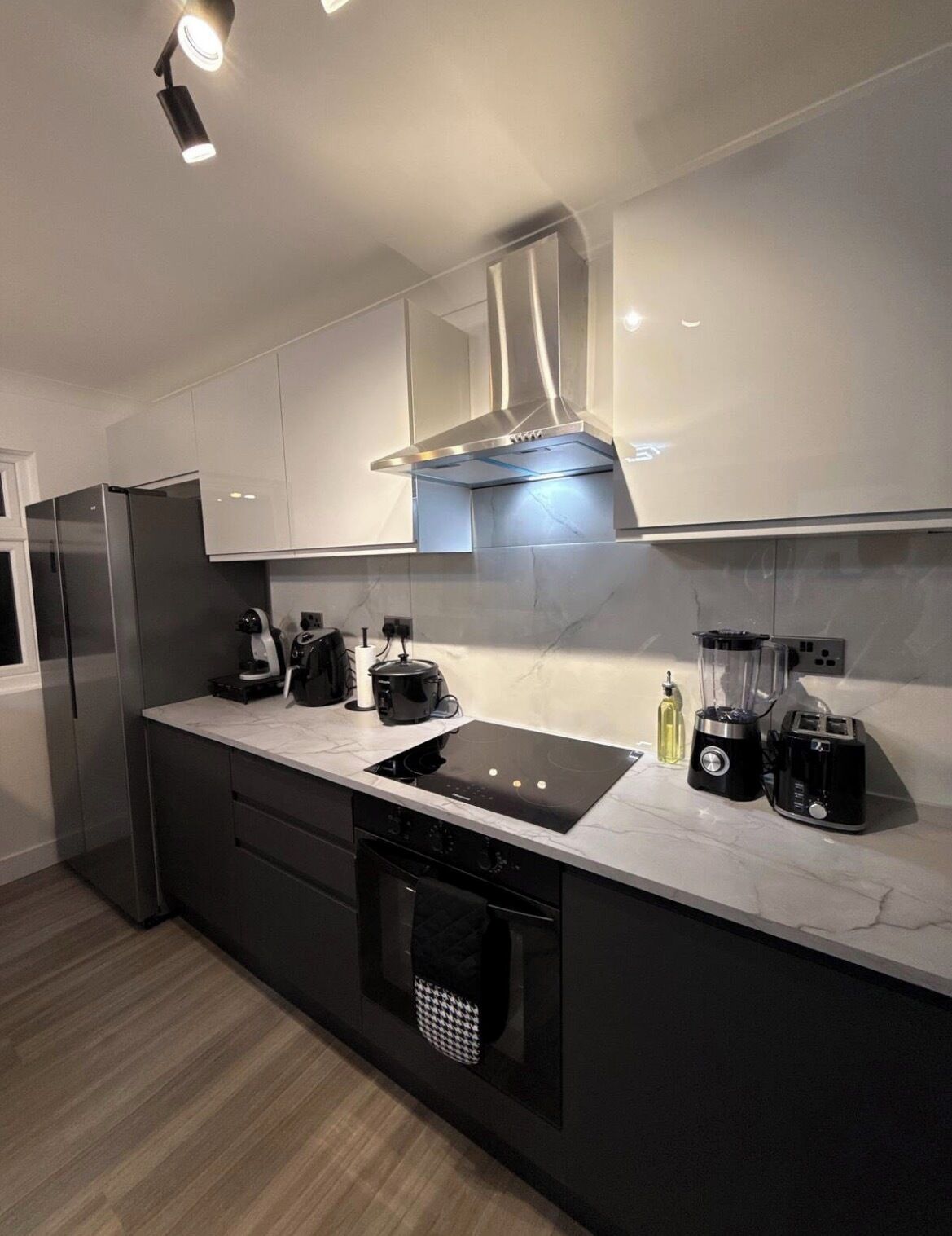 Kjøleskap, mikrobølgeovn, ovn og kokeplater