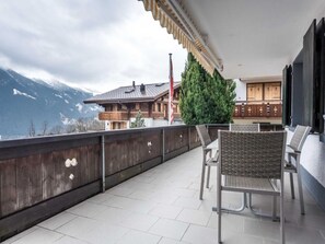 Outdoor dining - Apartment Babice 2.0 by Interhome (Grindelwald)