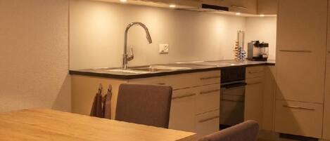 Fridge, oven, dishwasher, cookware/dishes/utensils