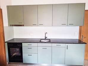 Fridge, oven, cookware/dishes/utensils - Am Eigen 2 Bett Wohnung by Interhome (Grindelwald)