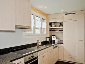 Fridge, oven, dishwasher, cookware/dishes/utensils - Apartment Obem Doregade by Interhome (Grindelwald)
