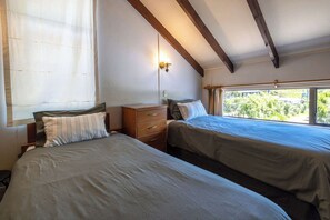 5 bedrooms, iron/ironing board, WiFi, bed sheets