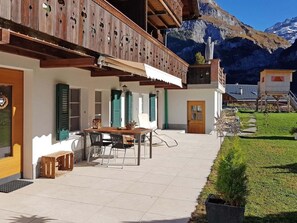 Outdoor dining - Apartment Eiger by Interhome (Grindelwald)