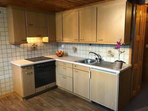 Fridge, oven, cookware/dishes/utensils - Beim Faulensee 2-Bett Wohnung  1. Stock  West by Interhome (Grindelwald)
