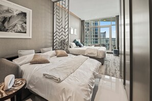 Iron/ironing board, WiFi, bed sheets - Cozy Appartment - Prime Location - Buisness Bay - Canal View (Dubai)
