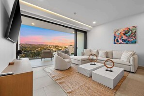 TV, table football, offices - UDARA PHE |  7th Floor 3BR Condo w/ City Views & Luxe Amenities (Bucerías)