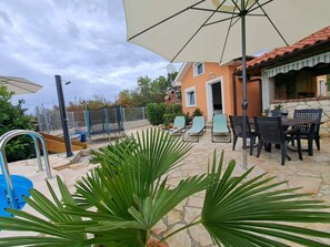 Outdoor dining - Wohnung mit Terrasse by Interhome (Krk/Milohnići)