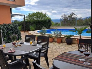 Outdoor dining - Wohnung mit Terrasse by Interhome (Krk/Milohnići)