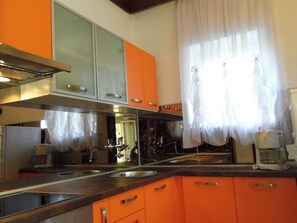 Refrigerador, horno y utensilios de cocina 