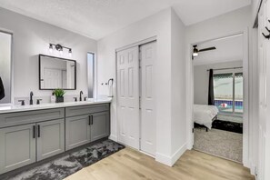 4 bedrooms, iron/ironing board, free WiFi, bed sheets - Vegas Poolside Escape (Las Vegas)